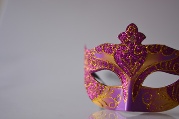 una maschera colorata