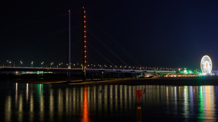 Rheinkniebrücke mit Kirmes
