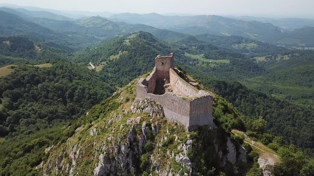Travers&eacute;e du chateau de Monts&eacute;gur 