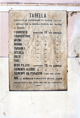 Naklejka premium Historische Preistafel auf dem Marktplatz, Stadt Adria, Provinz Rovigo, Region Veneto, Venezien, Norditalien, Italien, Europa