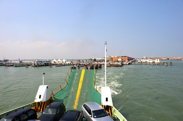 Autofähre Vendig-Tronchetto zum Lido, hinten Fährhafen Tronchetto
