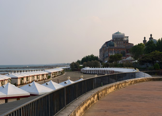 Badehäuschen und Hotel am Lido di venezia, venedig, italien
