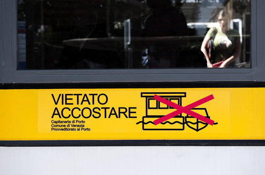 Anlegeverbot an Vaporetto-Haltestelle in Venedig, venezia, italien