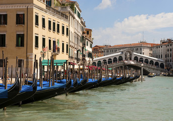 Gondeln auf dem Canal Grande vor der Rialto-Brücke, Venedig, Venezia, Italien