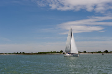 Fototapeta premium Segelboot in der Lagune von Venedig vor der Insel Burano