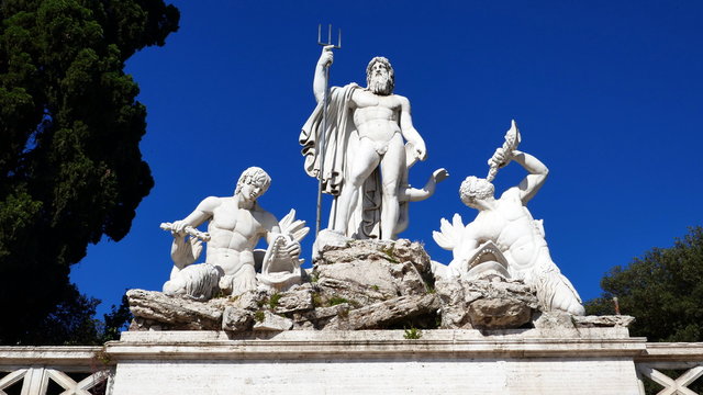 wei&szlig;er Neptunbrunnen  auf Piazza del Popolo in Rom vor stahlblauem Himmel