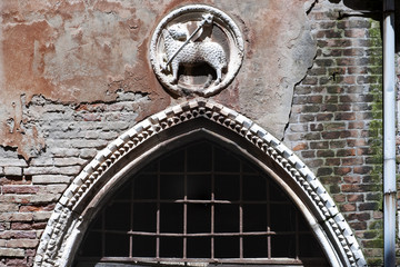 Relief des Agnus Dei, Lamm Gottes, an einer Hausfassade, venedig, venezia, italien