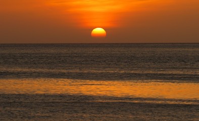 Atardecer anaranjado en el oceano