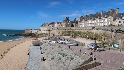 Saint-Malo, vue sur les remparts et la base nautique de la plage de Bon Secours (France)