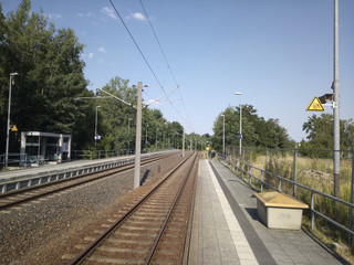 Bahnsteig und Bahngleise
