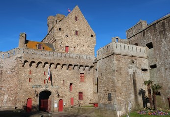 Hôtel de ville et château de Saint-Malo, en Bretagne (France)