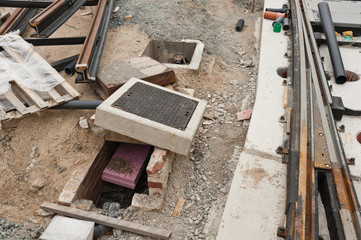 Gleisbau - Kabelschacht und Schienen für die Strassenbahn mitten in der Stadt