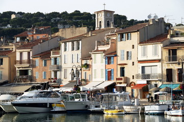 Fototapeta na wymiar Ville de Cassis, le vieux port, ses bateaux et façades colorées, département des Bouches-du-Rhône, Provence, France