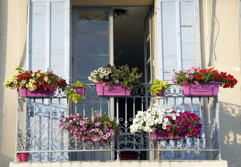 Fototapeta na wymiar Balcon fleuri, jardinières et fleurs mauves, département des Bouches-du-Rhône, Provence, France 