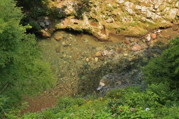 清流が流れる高千穂峡の風景