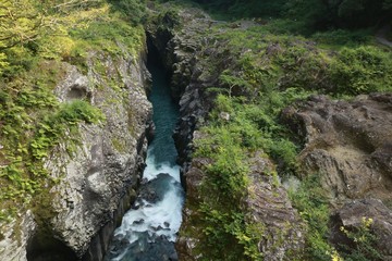 清流が流れる高千穂峡の風景