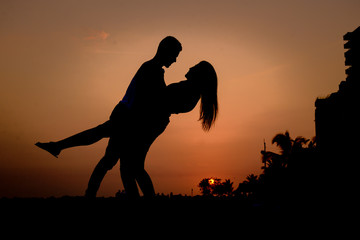 Silueta de pareja en el atardecer, playa el laguito, Cartagena 