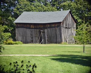 Obraz premium Leaning vintage barn at Asbury woods