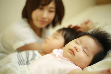 お昼寝する親子
