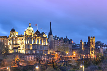 Obraz premium Cityscape in old town district of Edinburgh City being lit up at night in central Edinburgh, Scotland, UK