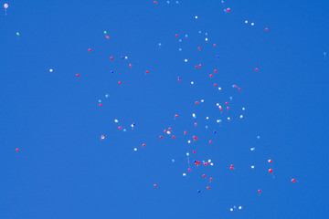 The flying balloons burial cirrus cloud day .