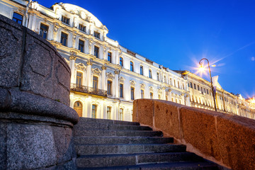 Fototapeta premium The historical center of St. Petersburg, the facades of buildings, the night and the light of lanterns, a beautiful city landscape