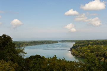 Fototapeta na wymiar Niagara River kurz vor Mündung in Ontariosee bei Ontario on the Lake, Ontario, Kanada, Nordamerika
