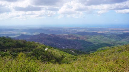 Fototapeta na wymiar Aussicht von einem Berg im Topes de Collabntes auf Kuba