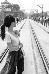Mujer asiática con vías de tren