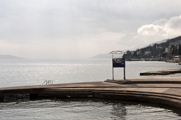 Dunstiger Februartag in Optajia, Küstenpromenade, Istrien, Kroatien, Adria, Mittelmeer