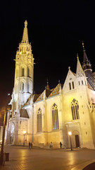 Fototapeta na wymiar Église Notre-Dame-de-l'Assomption de Budavár de nuit, Budapest