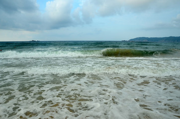Obraz premium Surf on Hainan Island, China, Sanya, Yaluvan Bay, may 2011