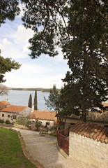 Fototapeta na wymiar Blicke aufs Wasser in der Nähe der kirche Sv. Eufemija, Rovinj, Istrien, Kroatien, Adria, Mittelmeer