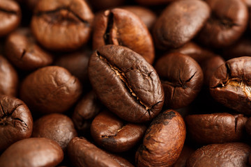 Naklejka premium Zbliżenie ziaren kawy z selektywną fokusem na tle