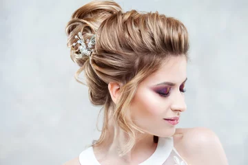Fotobehang Wedding style. Beautiful young bride with luxury wedding hairstyle © Ulia Koltyrina