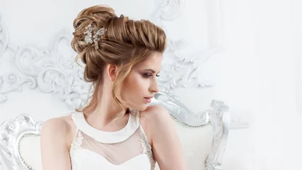 Foto op Plexiglas Bruiloft stijl. Mooie jonge bruid met luxe huwelijkskapsel © Ulia Koltyrina
