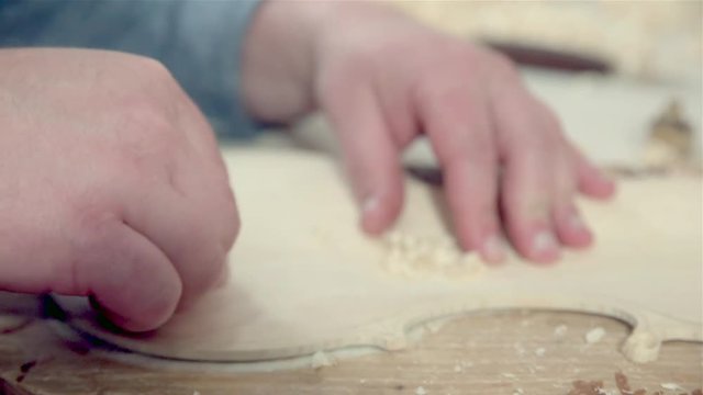 Geigenbauer bei der Arbeit