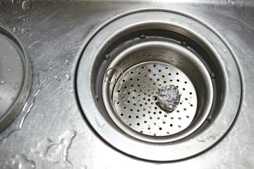 台所の排水口ぬめり防止にアルミ箔