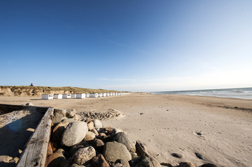Strand von Lökken mit Strandhäuschen, Jammerbugten, Nordjütland, Dänemark,