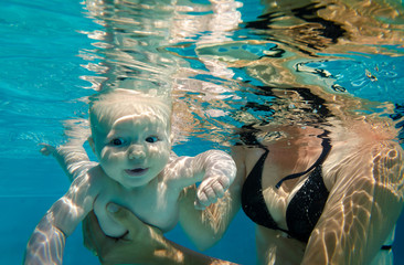 Babyschwimmen mit Mutti