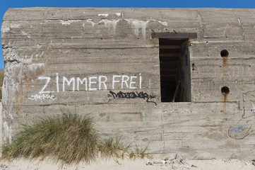Deutscher Bunker des Atlantikwalls mit Aufschrift 