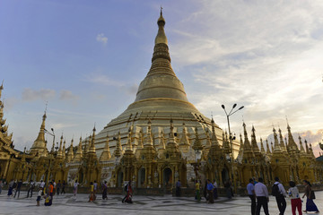 Abendstimmung, beleuchtete Shwedagon Pagode, Rangun, Myanmar, Asien