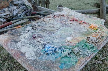 Obraz premium Frozen palette of paints with brushes, autumn