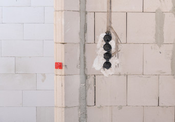 Installation von Steckdosen in einem Rohbau