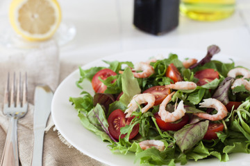 Easy vegetarian salad with shrimps