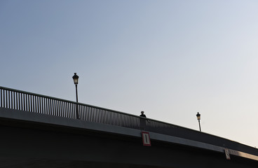 Mensch überquert den Pont Saint Louis zwischen Ile de Saint Louis und Ile de la Cité, Paris, Ile...