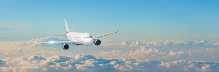 Naklejka premium Cloudscape samolotu pasażerskiego z białym samolotem leci w wieczornym niebie chmury cumulus, widok panoramy.