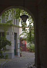 Idyllischer Innenhof im Stadtviertel Marais, Paris, Ile de France, Frankreich