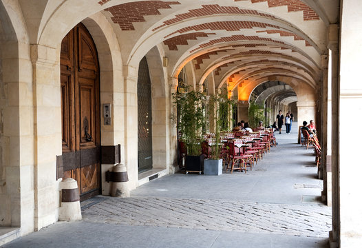 Arkadengang mit Restaurant-Terrasse an der Place des Vosges, Stadtviertel Marais, Paris, Ile de France, Frankreich