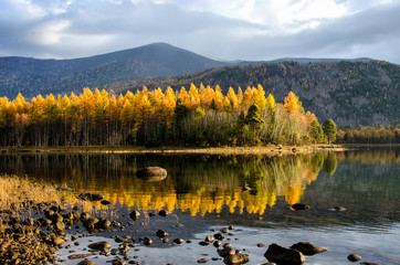 Fototapeta premium Mountain lake Froliha with stones and reflection, near lake Baikal